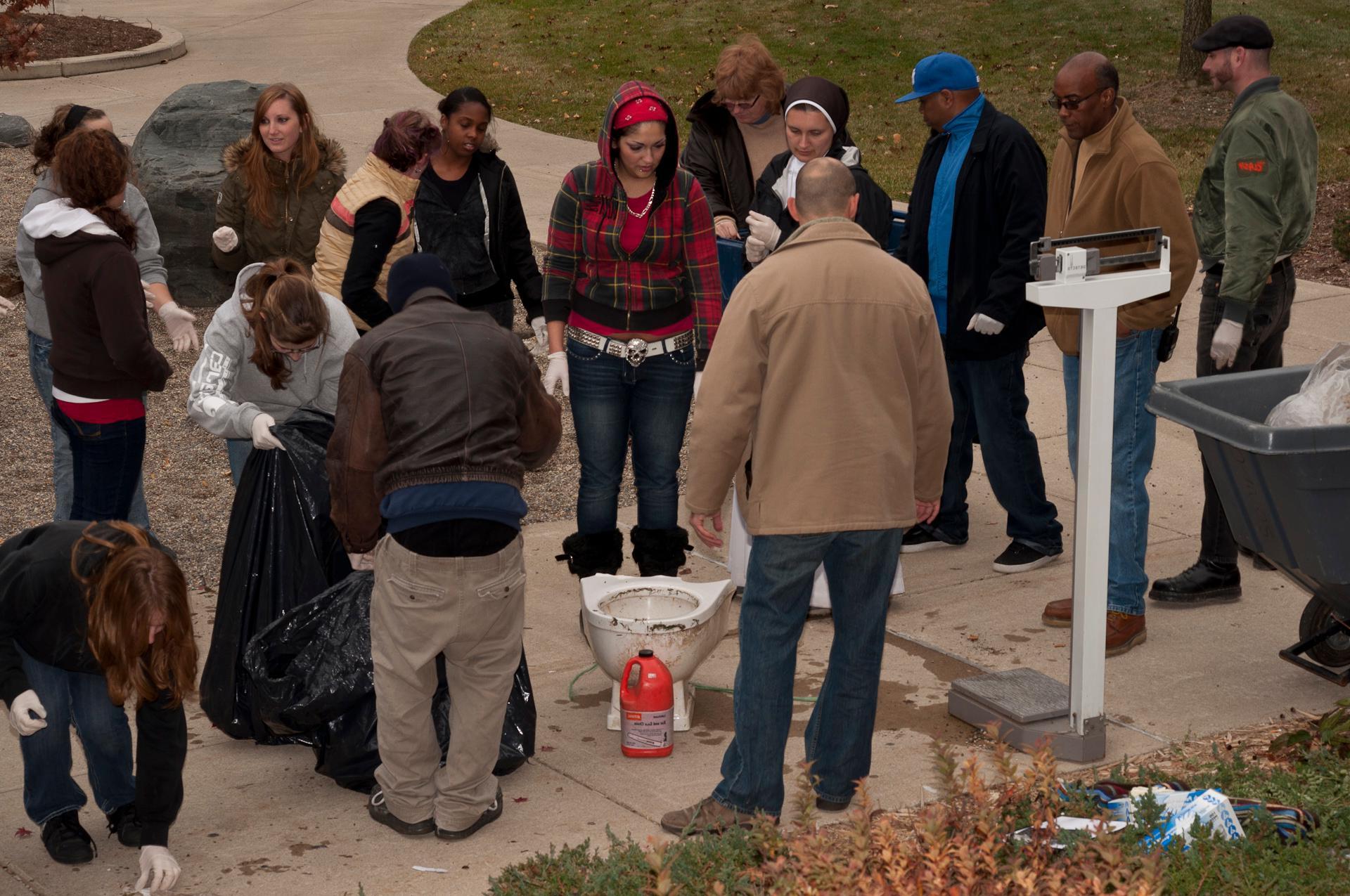 Field Biology class picks up trash on <a href='http://cn0.iin3d.com'>十大彩票网赌平台</a> grounds